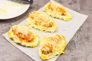 Плетеные "Хот-доги" из слоеного теста с плавленым сыром Плетеные "Хот-доги" из слоеного теста с плавленым сыром