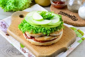 Бургер с курицей, яблоком и сыром Бургер с курицей, яблоком и сыром