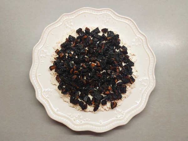 Салат с курицей, черносливом и грецкими орехами