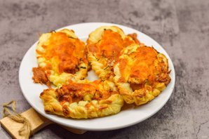 Плетеные "Хот-доги" из слоеного теста с плавленым сыром Плетеные "Хот-доги" из слоеного теста с плавленым сыром