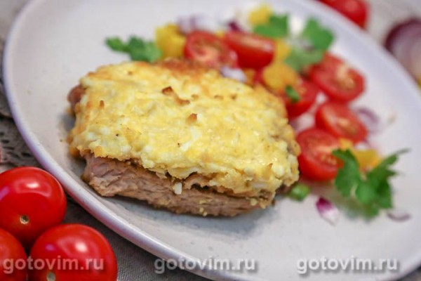 Свинина под шубой из сыра и вареного яйца Свинина под шубой из сыра и вареного яйца