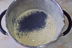 Маковый торт с консервированными персиками Маковый торт с консервированными персиками