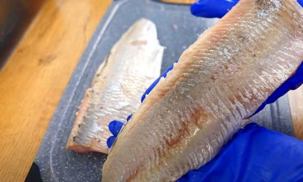 Селёдка солёная в домашних условиях очень вкусная
Селёдка солёная в домашних условиях очень вкусная