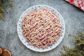 Салат "Орхидея" с чипсами и ветчиной Салат "Орхидея" с чипсами и ветчиной