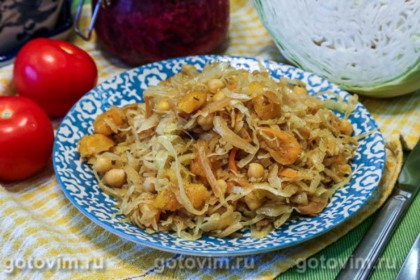 Солянка из квашеной и свежей капусты с нутом и курагой Солянка из квашеной и свежей капусты с нутом и курагой