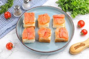 Канапе с семгой на шпажках Канапе с семгой на шпажках