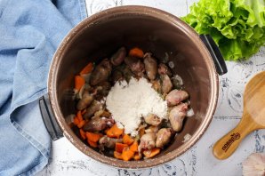 Куриные сердечки в мультиварке в сливках Куриные сердечки в мультиварке в сливках