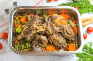 Баранья нога в духовке с овощами Баранья нога в духовке с овощами