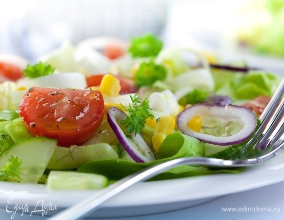 Салат из огурцов и помидоров — опасен? Врач раскрыла правду о популярном летнем блюде