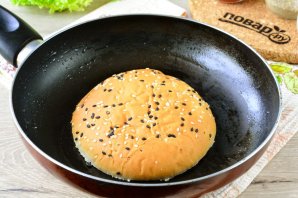 Бургер с курицей, яблоком и сыром Бургер с курицей, яблоком и сыром