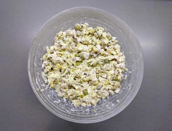 Салат с курицей и маринованными грибами Салат с курицей и маринованными грибами