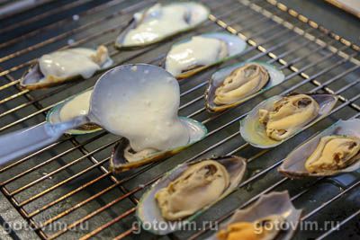 Мидии с сырным соусом бешамель, запеченные в раковинах