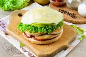 Бургер с курицей, яблоком и сыром Бургер с курицей, яблоком и сыром