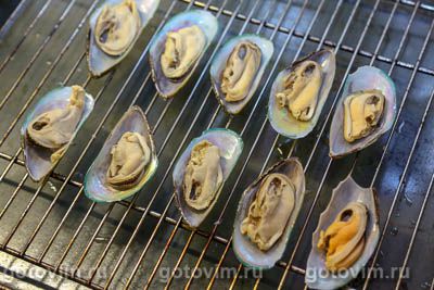 Мидии с сырным соусом бешамель, запеченные в раковинах