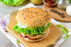 Бургер с курицей, яблоком и сыром Бургер с курицей, яблоком и сыром