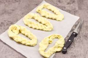 Плетеные "Хот-доги" из слоеного теста с плавленым сыром Плетеные "Хот-доги" из слоеного теста с плавленым сыром