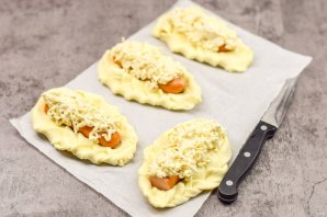 Плетеные "Хот-доги" из слоеного теста с плавленым сыром Плетеные "Хот-доги" из слоеного теста с плавленым сыром