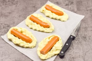 Плетеные "Хот-доги" из слоеного теста с плавленым сыром Плетеные "Хот-доги" из слоеного теста с плавленым сыром