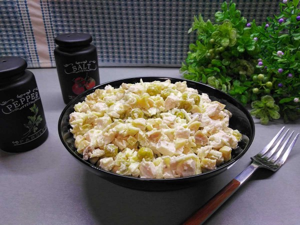 Салат с курицей и маринованными грибами Салат с курицей и маринованными грибами
