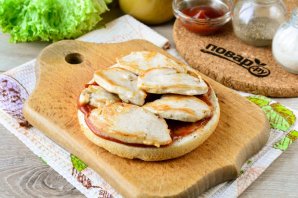 Бургер с курицей, яблоком и сыром Бургер с курицей, яблоком и сыром