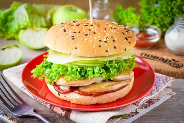 Бургер с курицей, яблоком и сыром Бургер с курицей, яблоком и сыром