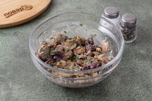 Салат фасолевый с шампиньонами и грецким орехом Салат фасолевый с шампиньонами и грецким орехом