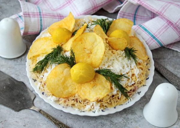 Салат "Орхидея" с чипсами и ветчиной Салат "Орхидея" с чипсами и ветчиной