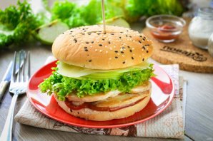 Бургер с курицей, яблоком и сыром Бургер с курицей, яблоком и сыром