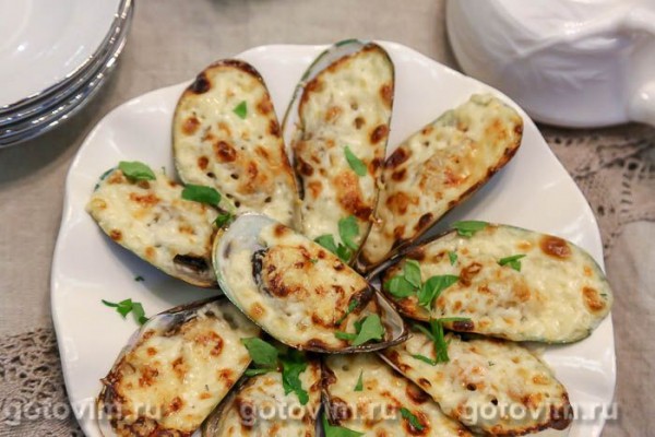 Мидии с сырным соусом бешамель, запеченные в раковинах