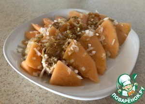 Дынный салат с вареной курицей Дынный салат с вареной курицей