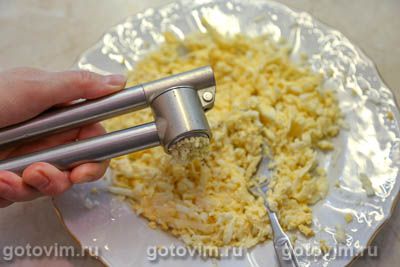 Свинина под шубой из сыра и вареного яйца Свинина под шубой из сыра и вареного яйца