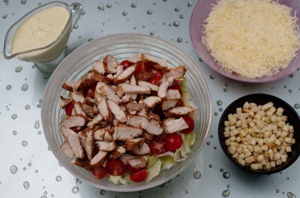 Салат «Цезарь» с курицей Салат «Цезарь» с курицей