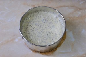 Маковый торт с консервированными персиками Маковый торт с консервированными персиками