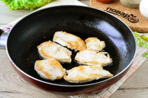 Бургер с курицей, яблоком и сыром Бургер с курицей, яблоком и сыром