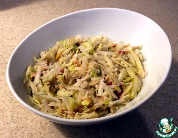 Кольраби с кешью и клюквой