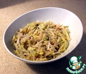 Кольраби с кешью и клюквой