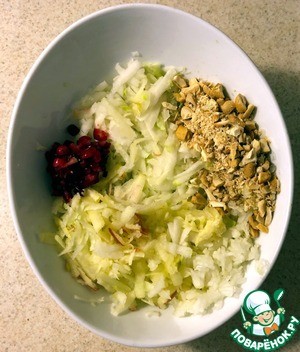 Кольраби с кешью и клюквой