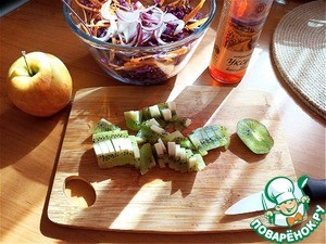 Овощной салат с киви и яблоком