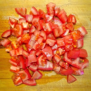 Салат с фасолью, помидорами, копченой колбасой Салат с фасолью, помидорами, копченой колбасой