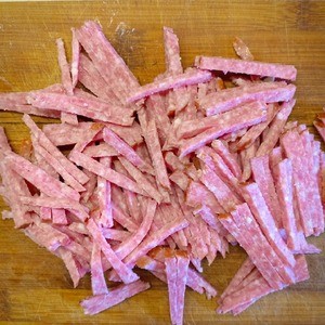 Салат с фасолью, помидорами, копченой колбасой Салат с фасолью, помидорами, копченой колбасой