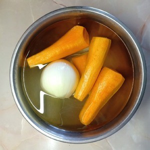 Салат с кальмарами и зажаркой Салат с кальмарами и зажаркой