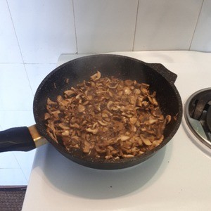 Жидкая подлива с курицей и грибами