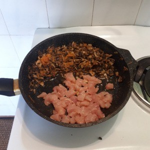 Жидкая подлива с курицей и грибами