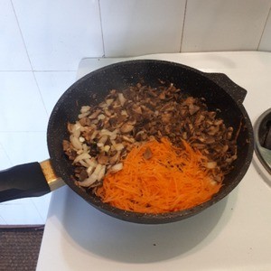 Жидкая подлива с курицей и грибами