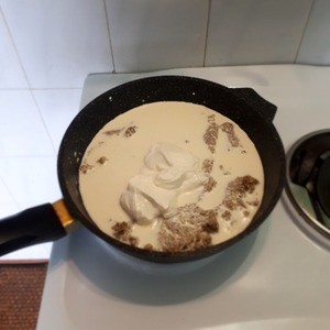 Жидкая подлива с курицей и грибами