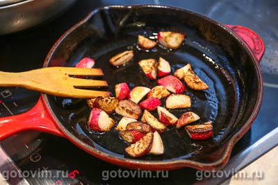 Теплый картофельный салат с жареным редисом и цветной капустой