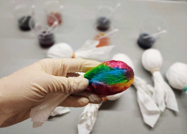 Как покрасить яйца через салфетку Как покрасить яйца через салфетку