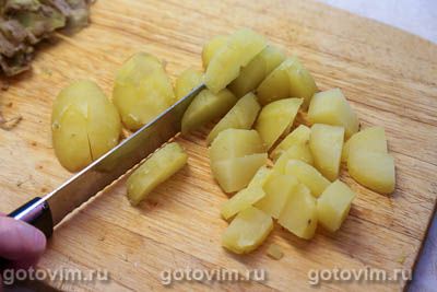 Теплый картофельный салат с жареным редисом и цветной капустой