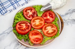 Помидоры с творожным сыром и чесноком