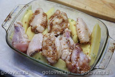 Куриные крылышки в горчичном маринаде, запеченные с картофельными дольками Куриные крылышки в горчичном маринаде, запеченные с картофельными дольками